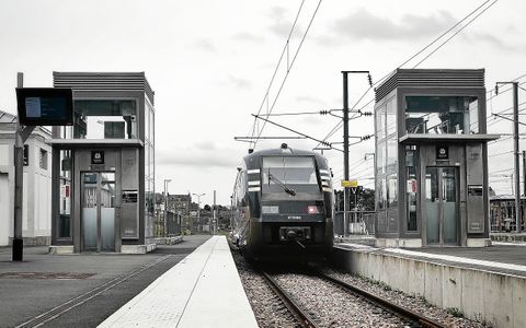 Un TER a été commercialisé en urgence par la SNCF pour prendre en charge les passagers oubliés sur le quai lamballais, par le TGV 8636.