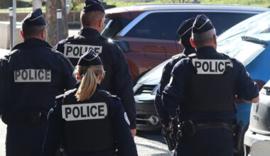 il poignarde dans le dos le nouveau compagnon de son ex, un individu activement recherché