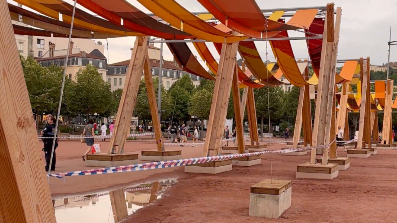 l'oeuvre d'art place Bellecour à Lyon a été vandalisée, son accès restreint