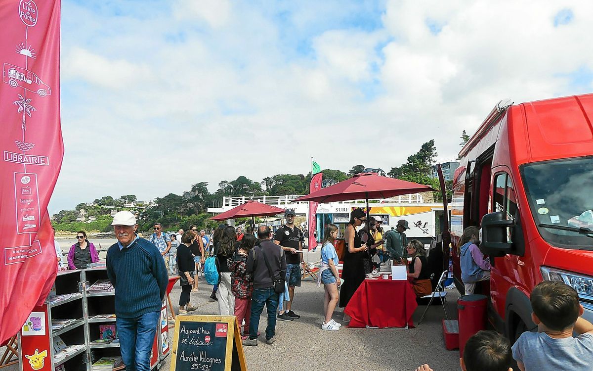 À Perros-Guirec, des auteurs, des livres et des dédicaces avec le Camion qui Livre