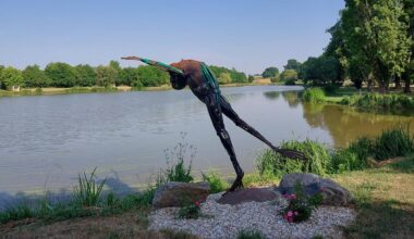 une sculpture en métal dérobée au bord de l’étang de Bridoré
