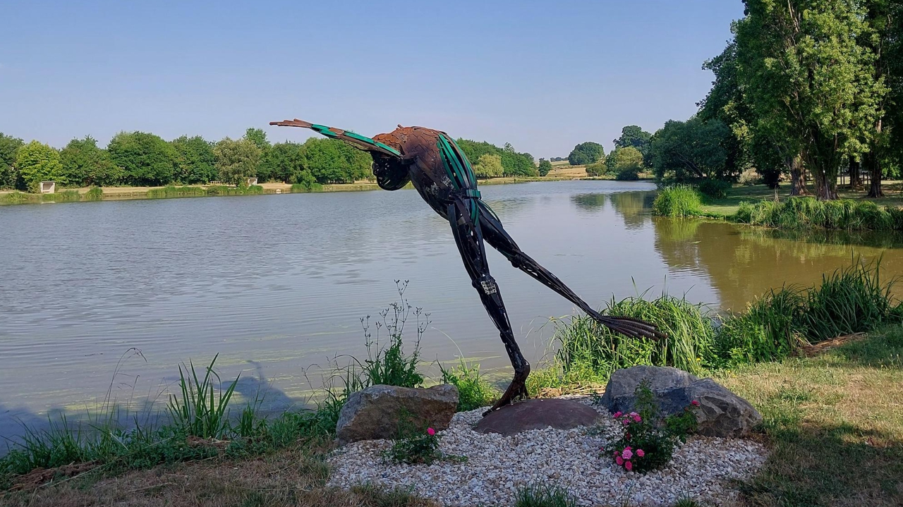une sculpture en métal dérobée au bord de l’étang de Bridoré
