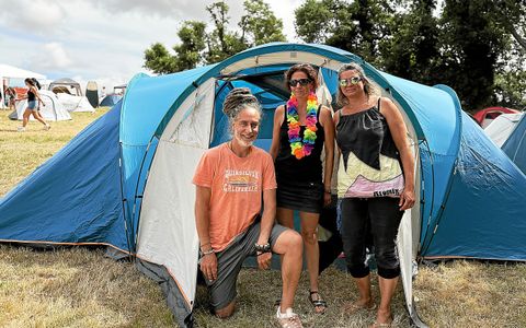 Troisième édition sous la tente pour Karine et Cécile, amies depuis la fac de Staps. Cette année, elles ont embarqué Cédric, 43 ans, ancien coloc et camarade de promo. Un trio déjà bien rodé aux joies du camping.