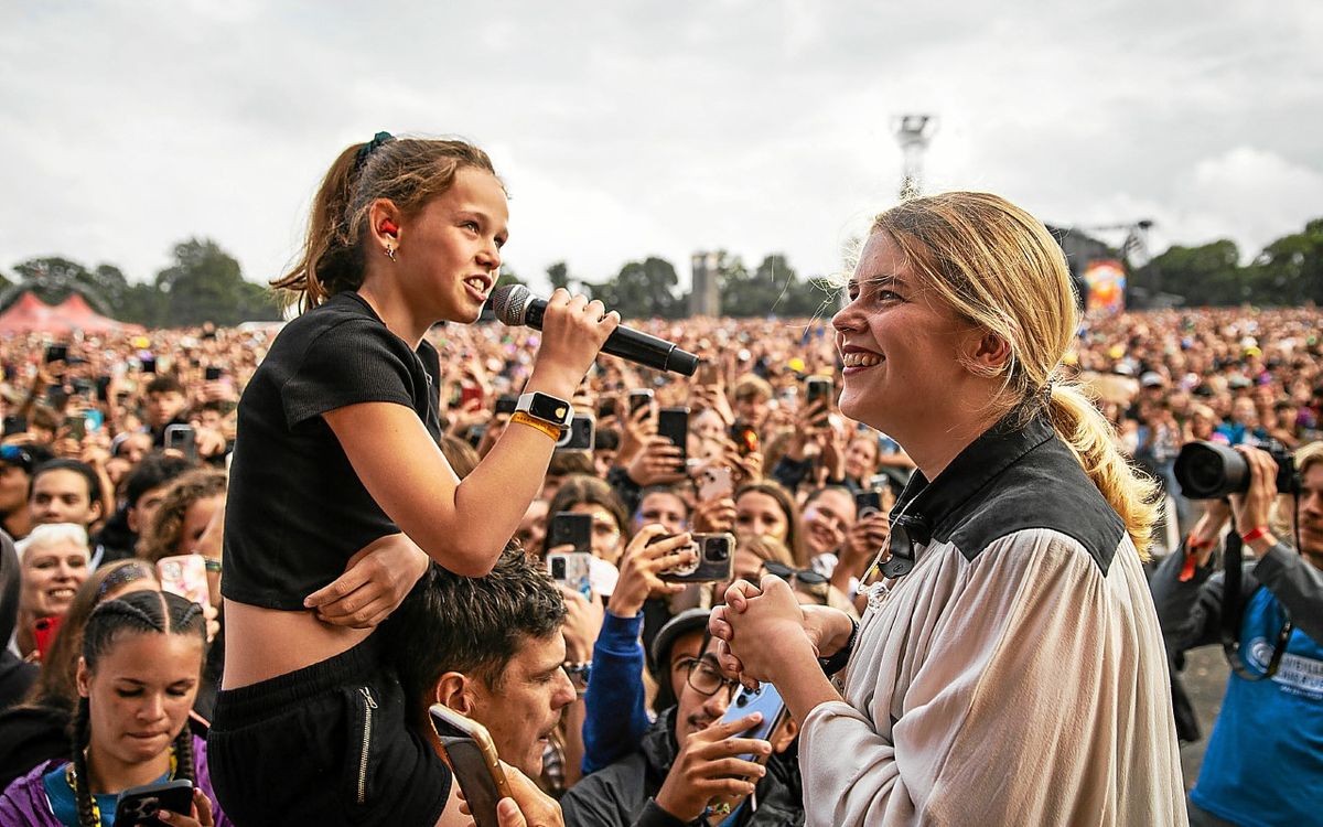 « Elle nous a fait danser et pleurer » : aux Vieilles Charrues, le public a chaviré devant une Zaho de Sagazan magnétique [Vidéo]