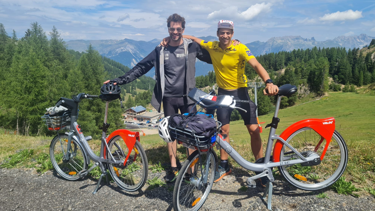 Deux cyclistes amateurs réalisent une étape alpine du Tour de France en Vélo’v