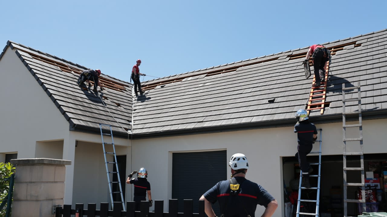 Six habitations de Rochecorbon ont été touchées par la tornade qui a frappé l’aéroport et le nord de Tours dans la matinée du 21 juillet 2025.