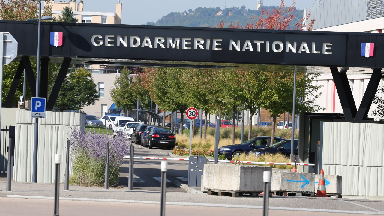 Avec une voiture volée, il s'était introduit dans une caserne de gendarmerie près de Lyon : son procès menacé