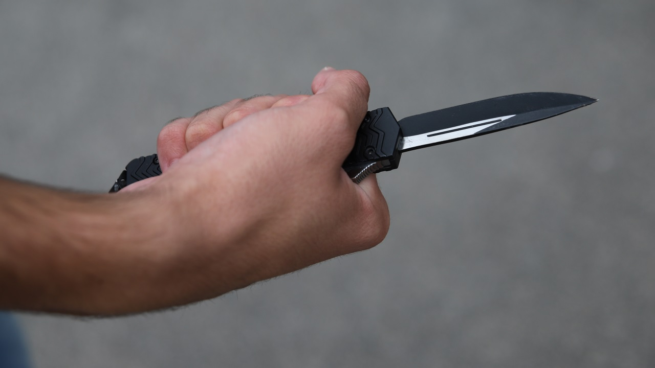 il attaque deux femmes avec un couteau, il finit poignardé par la foule