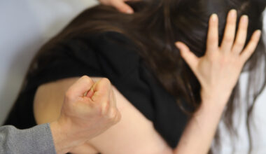 le père violent boxe sa fille et lui fracture la mâchoire