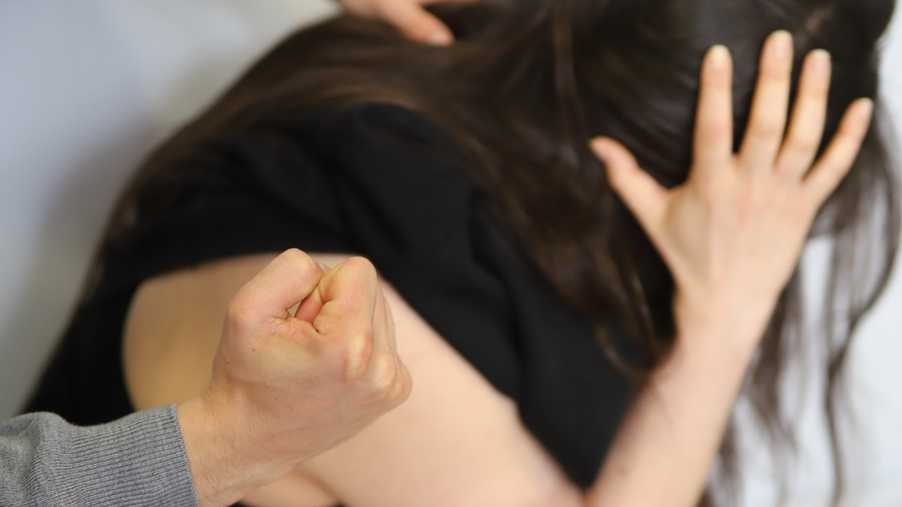 le père violent boxe sa fille et lui fracture la mâchoire