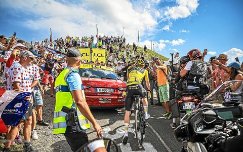 Image marquante du Tour 2023, Jonas Vingegaard avait été bloqué par les voitures dans l’ascension du col de la Loze. Dans des pentes à 15 % !