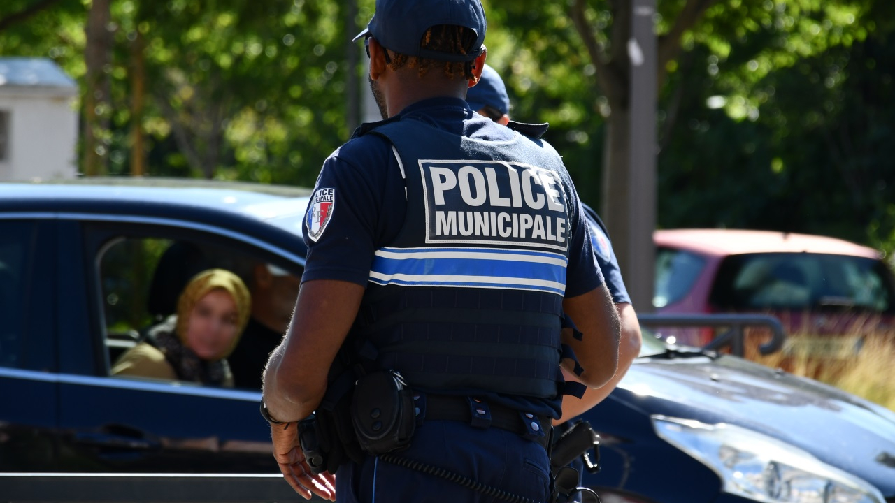 il voulait rouler vite dans des berlines allemandes, il finit avec un bracelet à la cheville