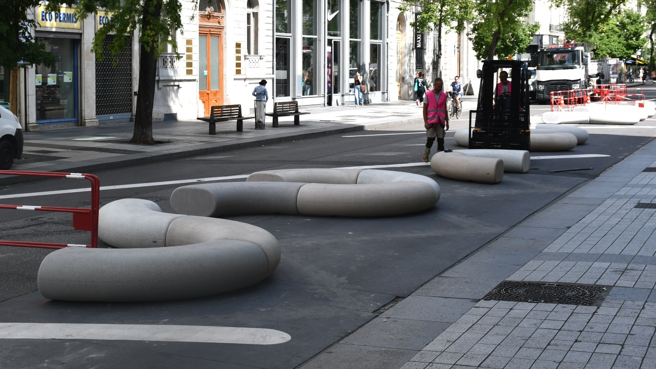 à Lyon, les écologistes installent des bancs particuliers rue de la Ré