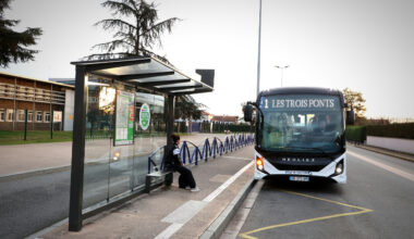 un bus percute la façade d’un cinéma en plein centre-ville