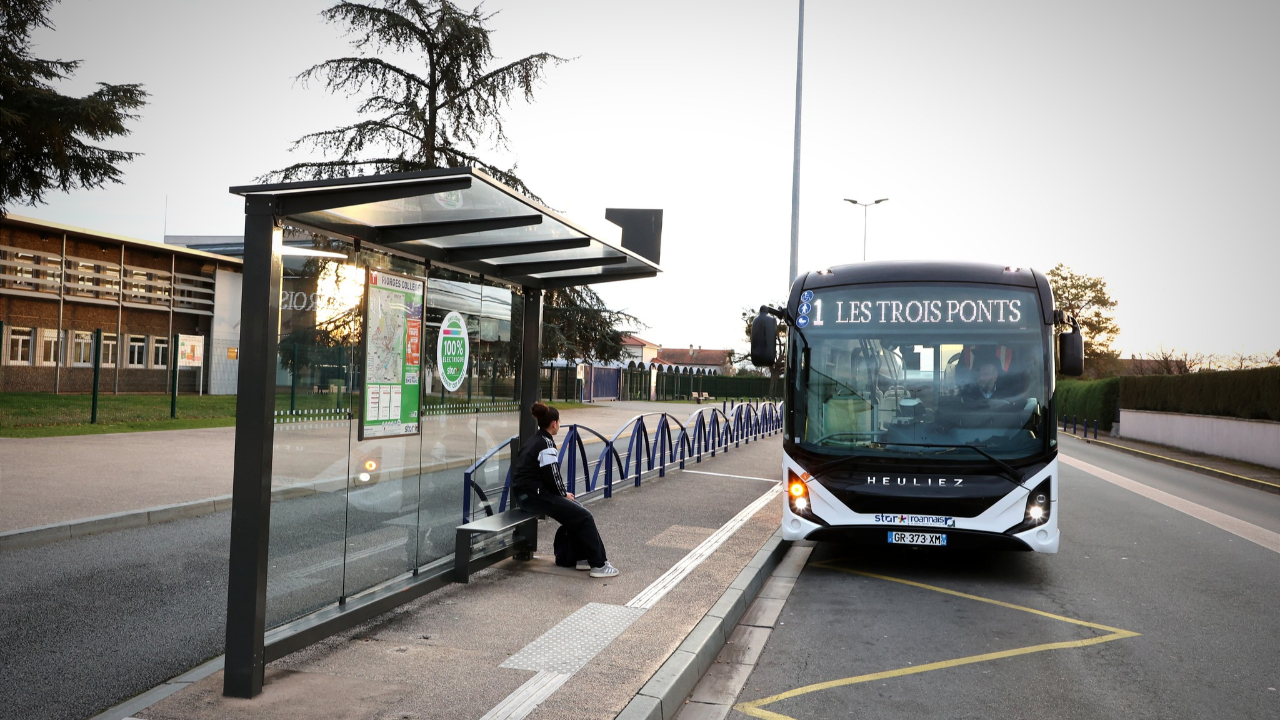 un bus percute la façade d’un cinéma en plein centre-ville
