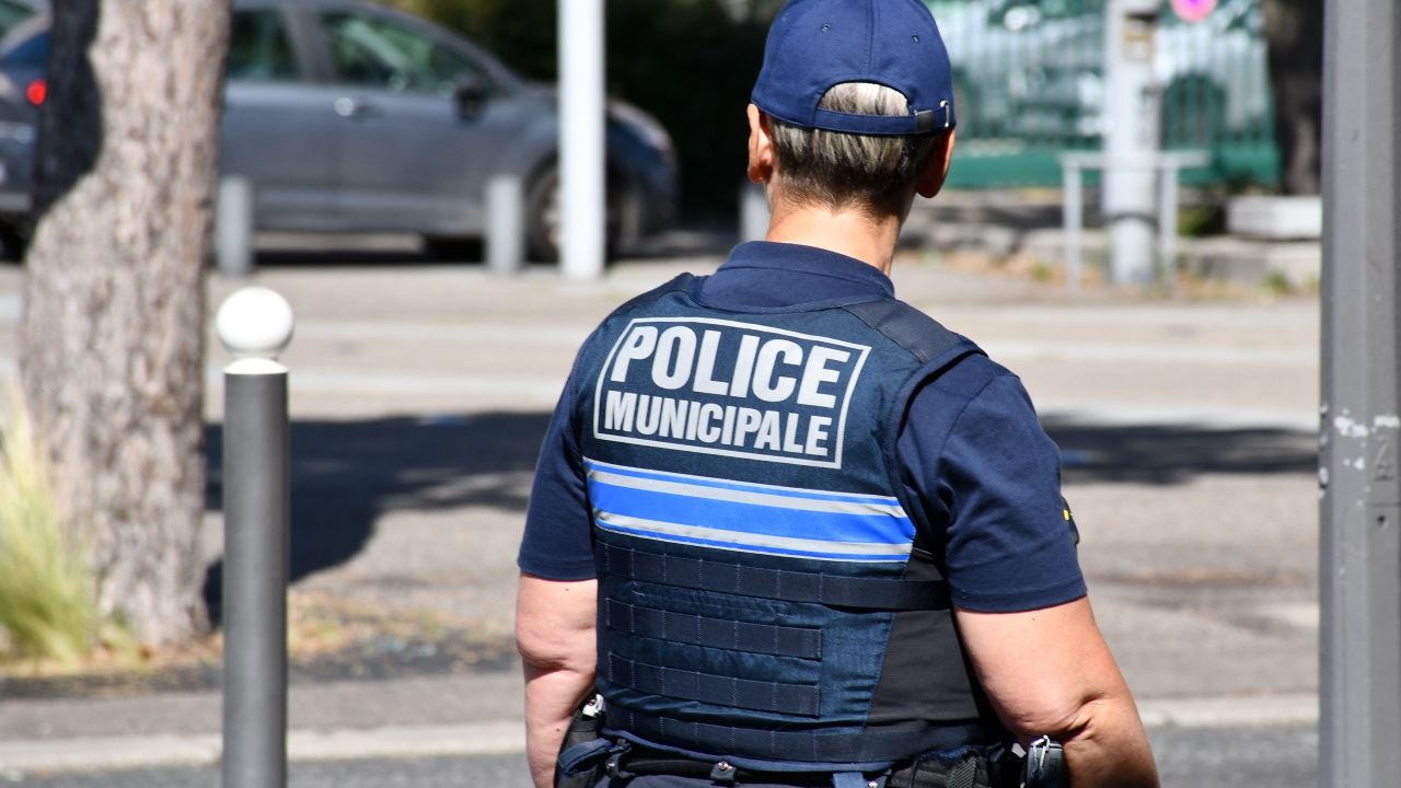 un policier municipal percuté par un scooter