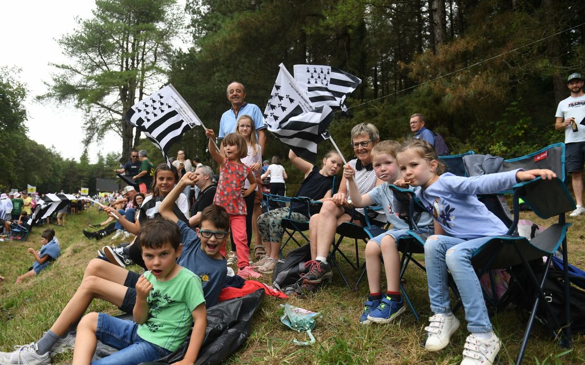 Tour de France : à Plumelec, « les filles font le spectacle » comme les hommes [En images]