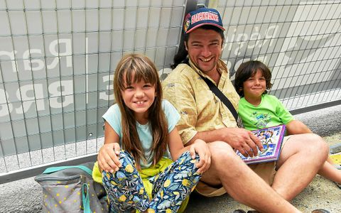 Gwenaëlle, 9 ans, et son petit frère Bilal sont lovés contre leur père, Clément : « Foot, rugby, vélo… Les filles font le spectacle ! ».