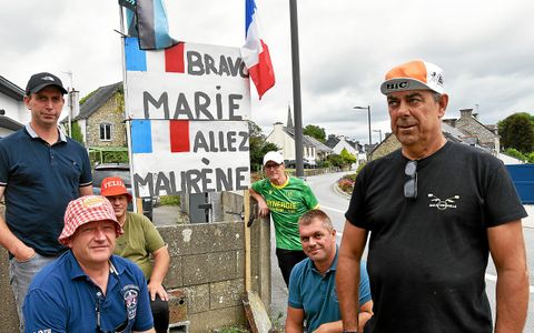 Bernard, à domicile, et ses « potes de boulot », Yohann, Mika, Fred, Jacky et Laurent.