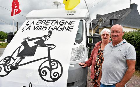 Anne-Marie et Emile, de Moréac, fans de cyclisme féminin et chasseurs d’autographes.
