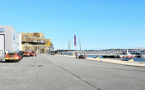 Le semi-rigide transportant quatorze plongeurs a ensuite accosté au port de La Base, à Lorient.