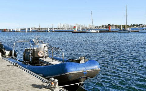 Le bateau appartient au club de plongée subaquatique Les Vénètes.