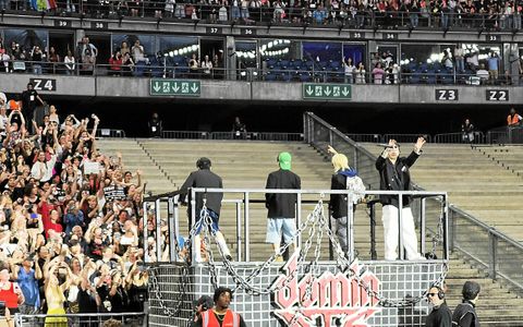 Des chariots passent dans la foule pour que les artistes puissent saluer le public de plus près.
