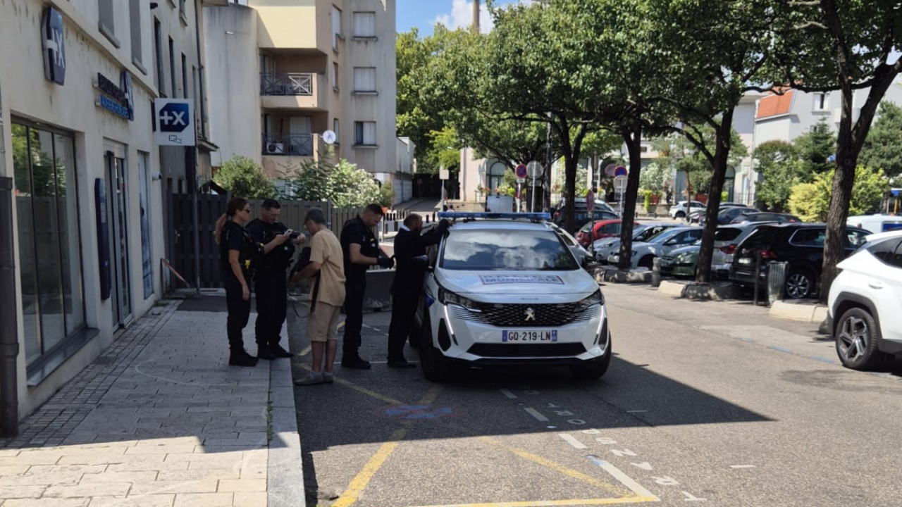 un homme sème la panique devant une boulangerie à Vénissieux