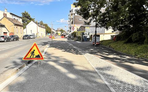Sur la rue de Châteaugiron, les travaux en cours ont pour objectif de délimiter une zone cyclable plus sécurisée.