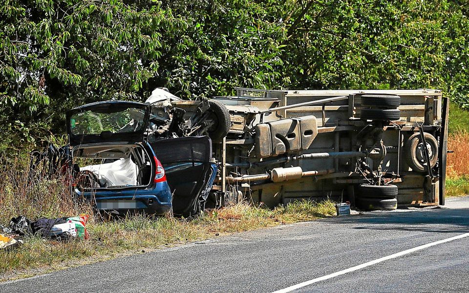 La collision entre la voiture et le camion de chantier s’était produite peu avant 15 h, juste avant le bourg de La Malhoure, sur la D14, entre Lamballe et La Malhoure.
