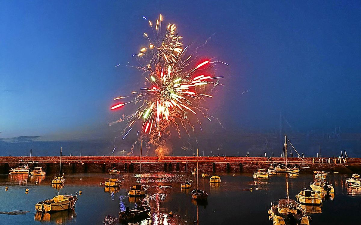 « Il y a eu une inversion avec celui d’une autre commune » : à Roscoff, le feu d’artifice tiré le 13 juillet n’était pas le bon !