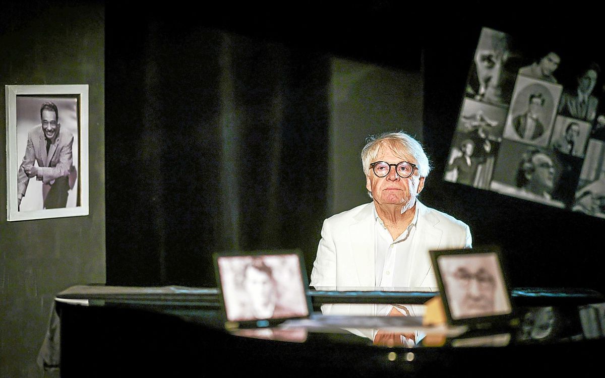 « À la fois un éloge et une critique de l’à peu près » : après la télé, Patrice Carmouze se met en scène