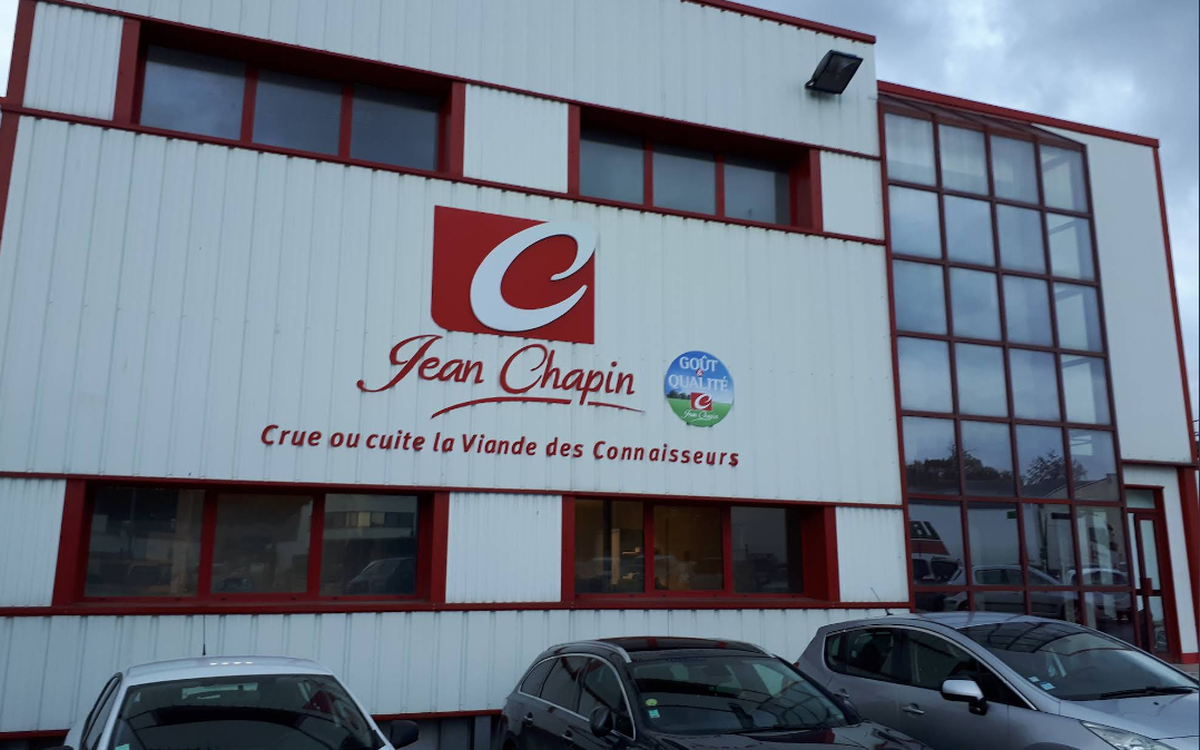Près de Rennes, un camion s’enflamme sur le parking d’une entreprise
