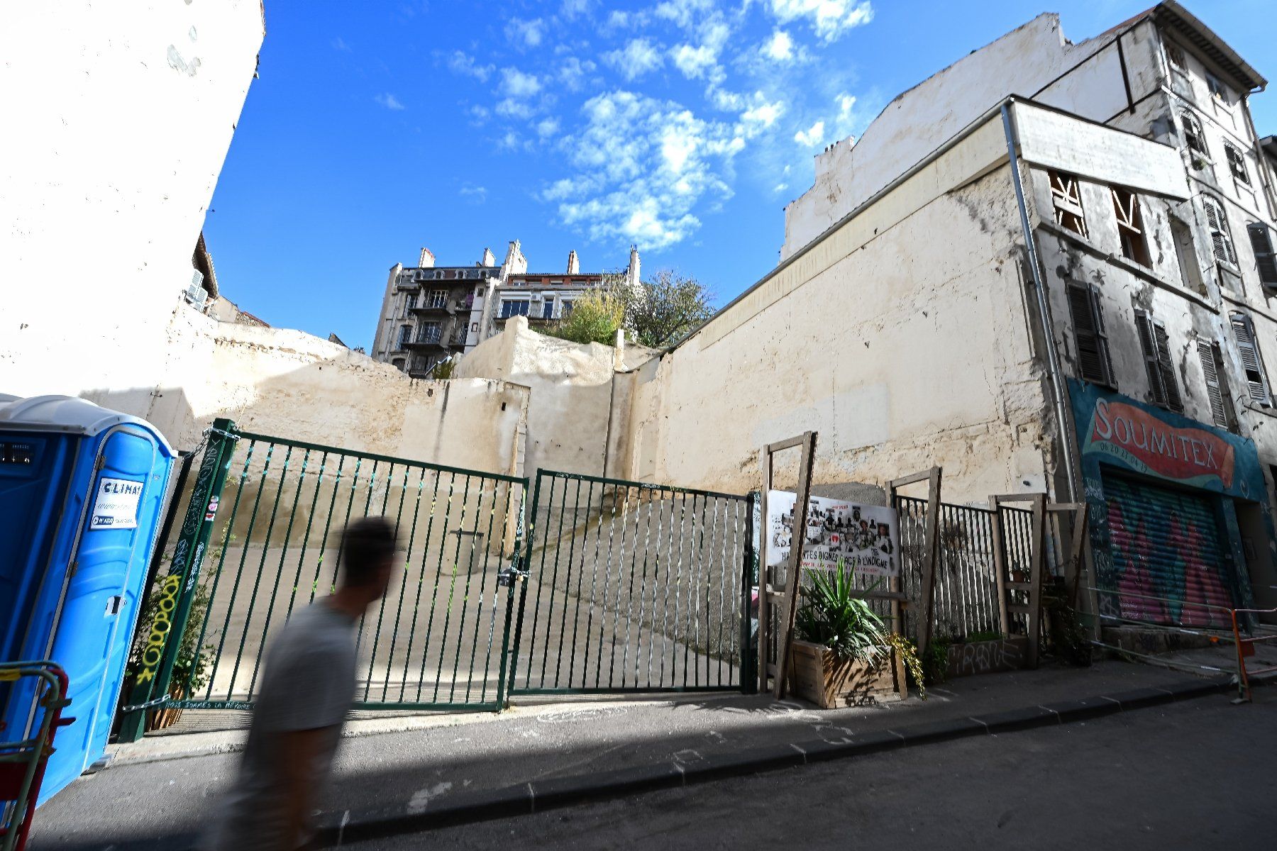 Photo prise le 17 octobre 2024 du lieu des effondrements de 2018 rue d'Aubagne, à Marseile