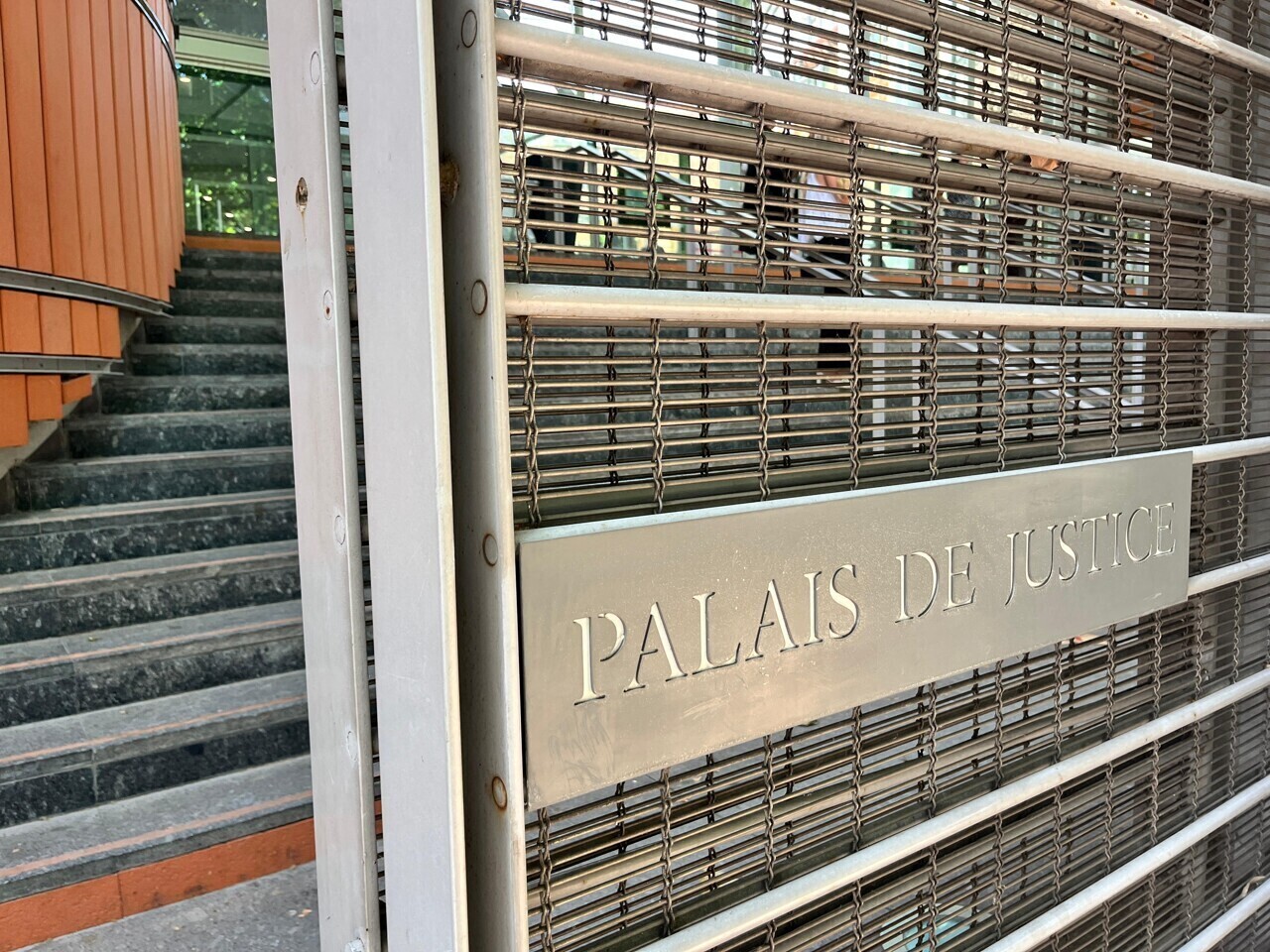 un homme reçoit 22 coups de couteau