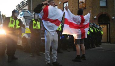 Les actions anti-immigration à Epping font craindre à la presse britannique une “poudrière”
