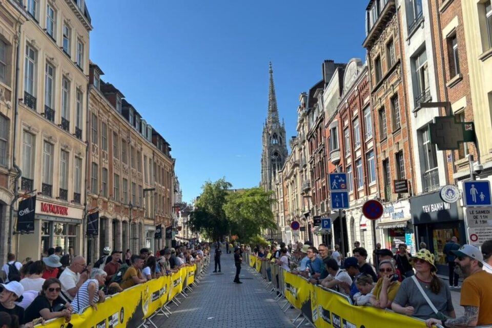 Rue Pierre-Mauroy, le monde était aussi là.