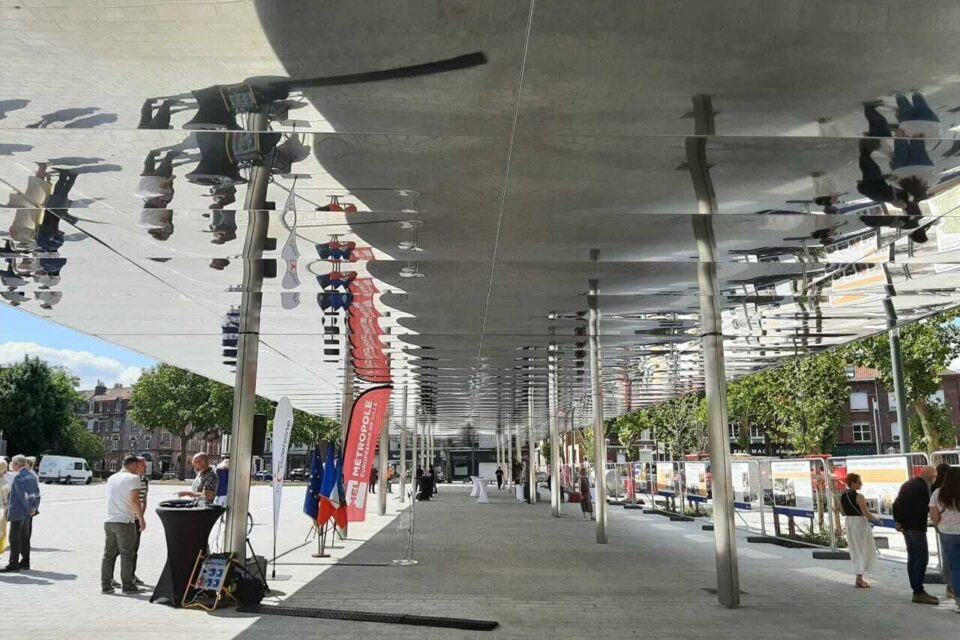 Une halle ornée de miroirs offre un peu d'ombre.