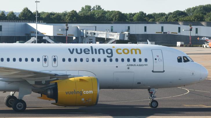 Un avion de la compagnie Vueling à l’aéroport de Londres Gatwick à Crawley, en Angleterre, le 11 juillet 2025.