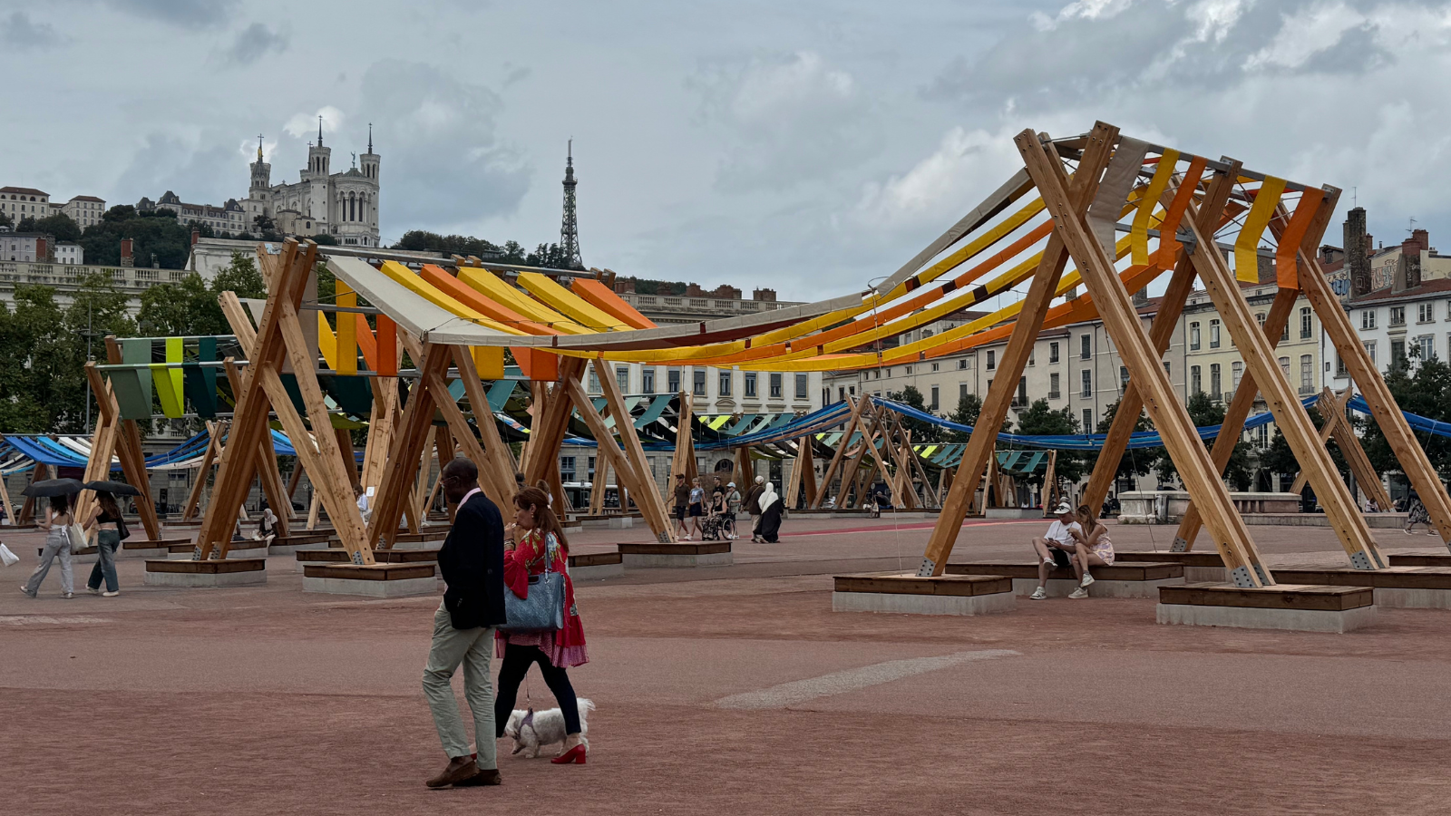 Lyon : "Tissage urbain", cette œuvre sur la place Bellecour qui peine à convaincre les Lyonnais