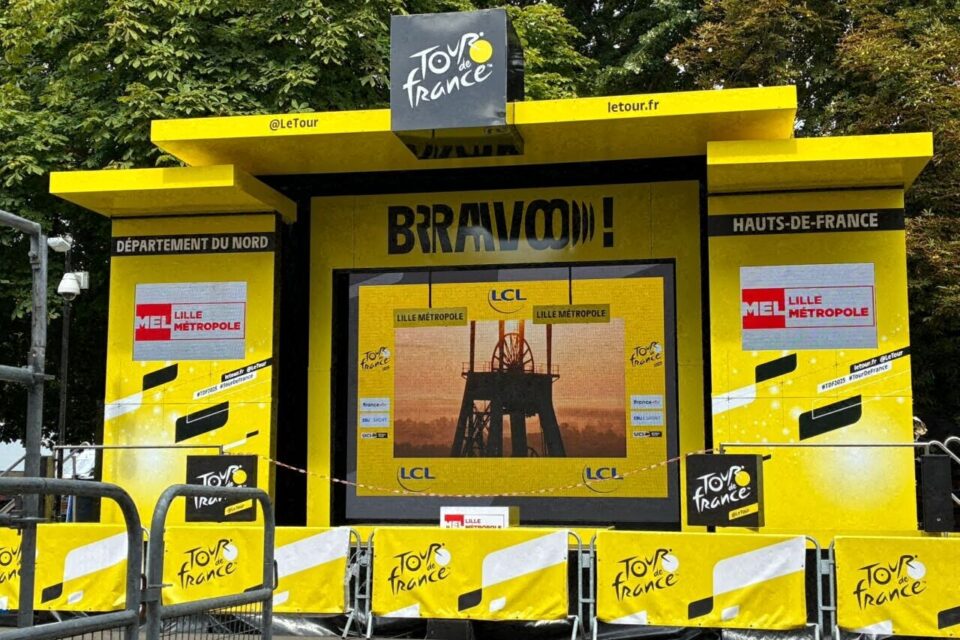 Le podium pour accueillir les leaders de la première étape du Tour de France à Lille est déjà en place.