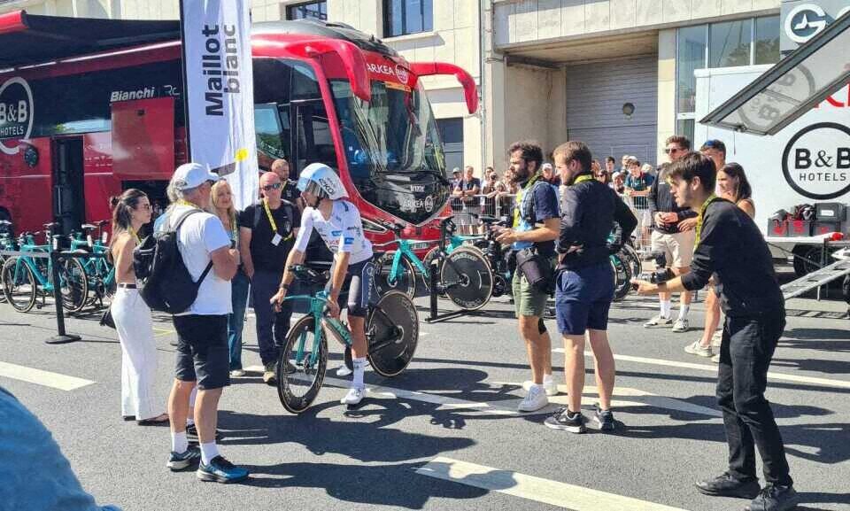 Kévin Vauquelin en maillot blanc pour la cinquième étape du Tour de France à Caen.