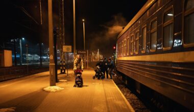 Le train Varsovie-Kiev roule toujours au rythme de la guerre en Ukraine, entre « diplomatie du chemin de fer » et dernière connexion avec le monde…