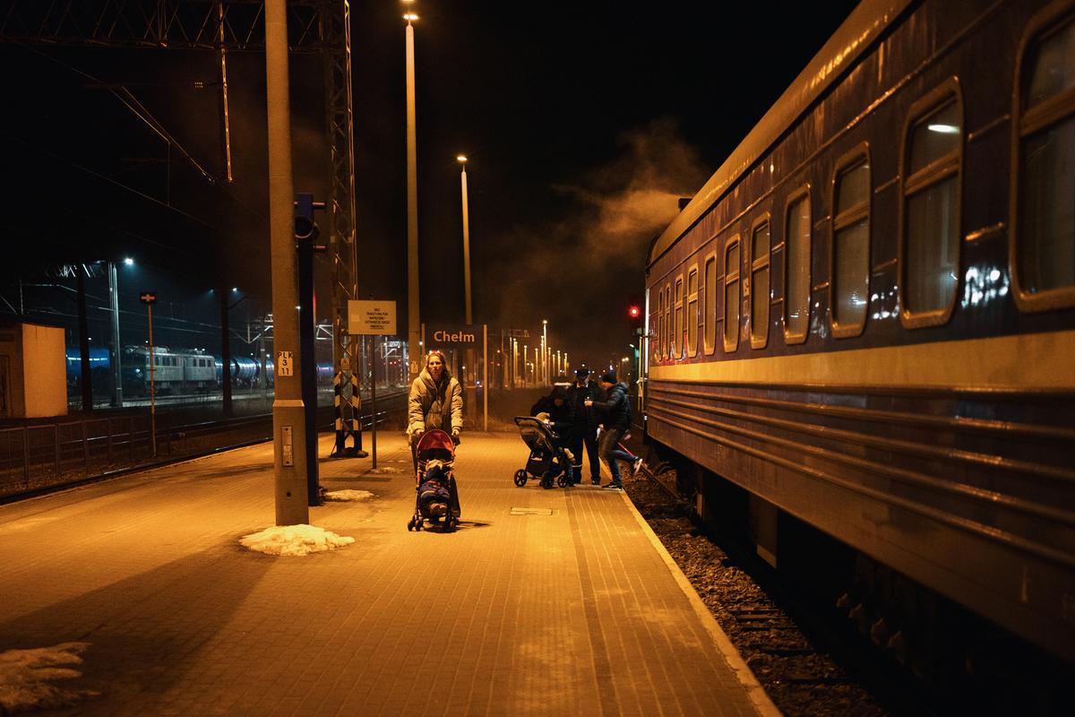 Le train Varsovie-Kiev roule toujours au rythme de la guerre en Ukraine, entre « diplomatie du chemin de fer » et dernière connexion avec le monde…
