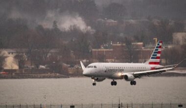 un avion de ligne frôle une collision avec un bombardier B-52