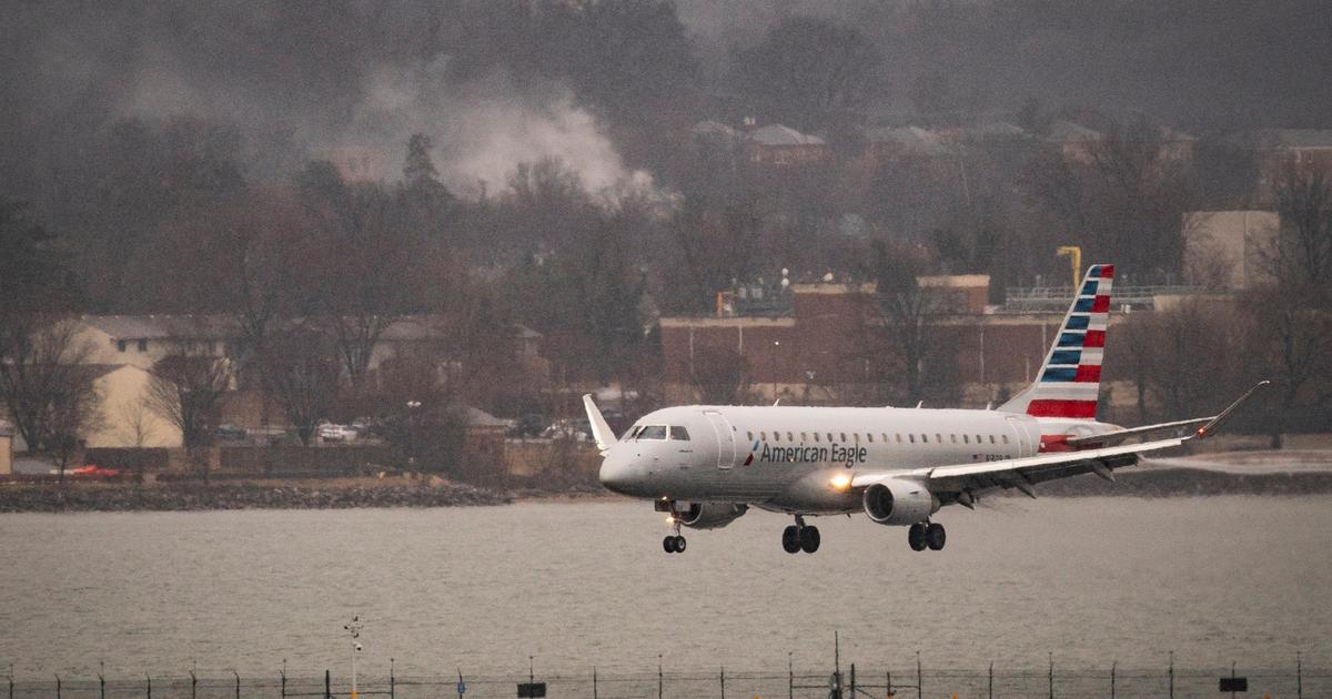 un avion de ligne frôle une collision avec un bombardier B-52