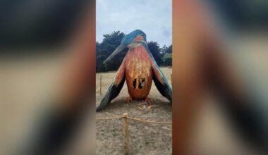 deux mois après son installation, une sculpture conçue à partir de matériaux de récupération a été dégradée