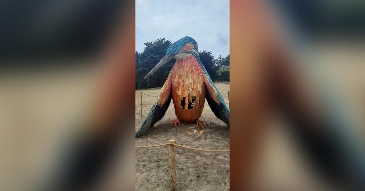 deux mois après son installation, une sculpture conçue à partir de matériaux de récupération a été dégradée
