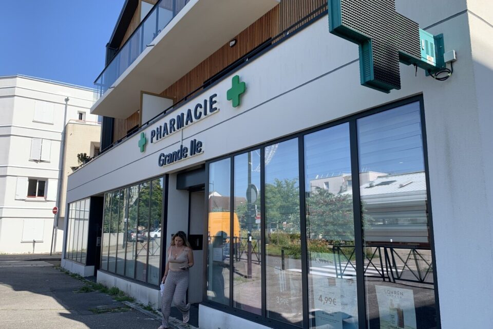 Une pharmacie se situe à côté du cabinet médical. Les patients de Voisins-le-Bretonneux (Yvelines) peuvent donc récupérer leurs prescriptions après leur rendez-vous avec un médecin généraliste.