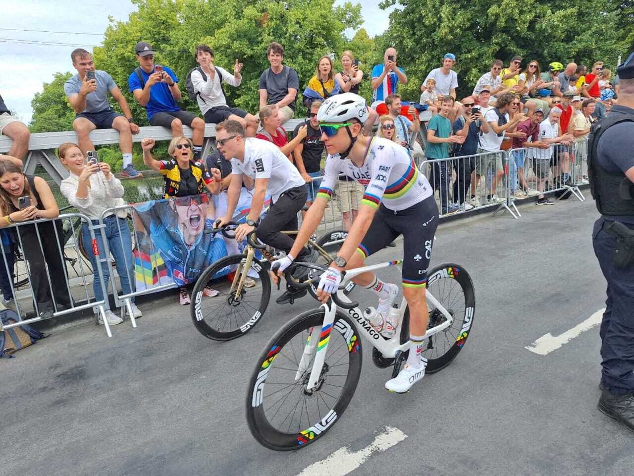 les coureurs se sont élancés dans le centre-ville en début d'après-midi